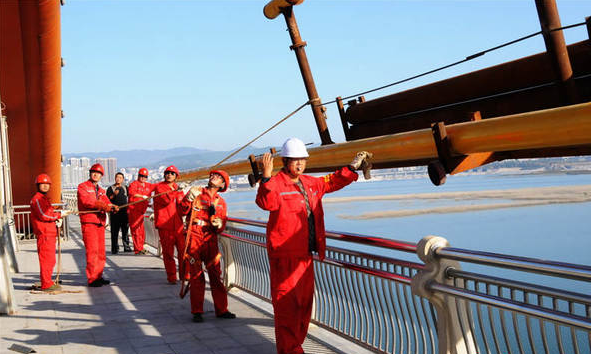  湖北十堰：天然氣管道過(guò)漢江